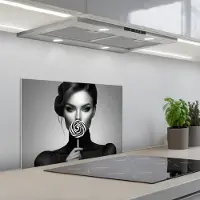 KitchenYeah Spatscherm 60x40 cm - Zelfklevende achterwand Vrouw - Lolly - Zwart - Keuken muurbeschermer - Spatwand fornuis