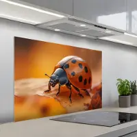 KitchenYeah Spatscherm 100x65 cm - Zelfklevende achterwand Lieveheersbeestje - Herfst - Insect - Rood - Bladeren - Keuken muurbeschermer - Spatwand fornuis