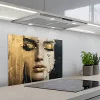 KitchenYeah Spatscherm 70x50 cm - Zelfklevende achterwand Abstract - Goud - Gezicht - Lippen - Keuken muurbeschermer - Spatwand fornuis
