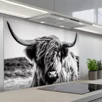 KitchenYeah Spatscherm 120x80 cm - Zelfklevende achterwand Koe - Schotse hooglander - Zwart - Wit - Dier - Natuur - Wild - Keuken muurbeschermer - Spatwand fornuis