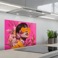 KitchenYeah Spatscherm 70x50 cm - Zelfklevende achterwand Zonnebril - Oranje - Vrouw - Planten - Keuken muurbeschermer - Spatwand fornuis