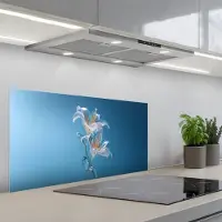 KitchenYeah Spatscherm 80x40 cm - Zelfklevende achterwand Lelies - Blauw - Glazen - Keuken muurbeschermer - Spatwand fornuis