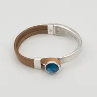 Qoss Armband Gwen Maat L – Handgemaakt Buffelleer met 12 mm Cabochon | Magneetsluiting | Nikkelvrij | Saffier