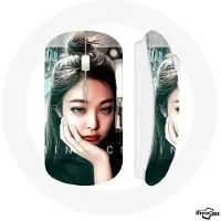 MANIACASE Draadloze Muis - Blackpink - Kim Jennie - Zwart en Roze - Compatibel met Mac en PC - USB Wifi