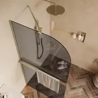 Saniclear Dawn afgeronde inloopdouche 80cm geborsteld messing met rookglas en handdoekhouder