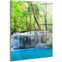 Wallfluent Glasschilderij - Landschap met een waterval in het bos Foto In Glas - 60x80 cm - Groente Verticale Muurschildering - Landschap Schilderij Glas - Foto Schilderij Op Glas - Glazen Schilderij