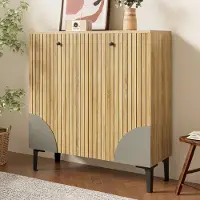 OKWISH Schoenenkast – Houtlook Model – 3 Deuren – Met Meerdere Legplanken – 90x32x94 cm – Lichtbruin Spaanplaat – Zwarte PVC-Poten
