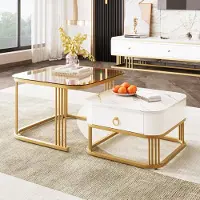 OKWISH Koffietafel - Vierkante 2 Delige Salontafel Set - Wit Marmor Optiek Met Gouden Frame En Theebruin Glasplaat - Modern Voor Woonkamer - 60x60+50x50 cm - MDF + Metaal - Wit en Goud en Theebruin