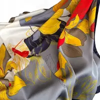 Kamea Satine Sjaal 70x70cm - Vuurrode Bloemen op Grijze Achtergrond