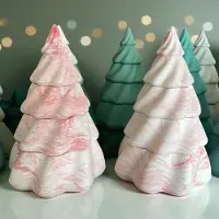 Bam Kerstboomkaars – 4-delige Set met 3 Geurkaarsen en Top – Winter Herbs – Rood Gemarmerd – 18 cm - CHRISTMAS Collection - geschenk kerst
