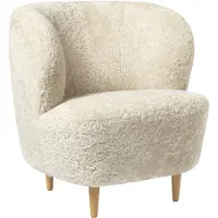 Gubi Stay Small loungefauteuil Schapenvacht Moonlight-gelakt eikenhout