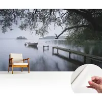 Wallfluent Zelfklevend Behang - Een kalm meer Zelfklevend fotobehang - 416x254 cm - Grijs Zelfklevend Behang - Herpositioneerbaar - Voor de slaapkamer, woonkamer en kantoor Zelfklevend Behang