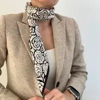Kamea Zijden Sjaal 70x70cm - Romantische Rozen op Zwart - Luxe Accessoire