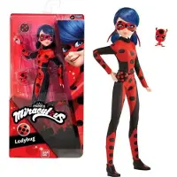 Bandai - Miraculous - Pop - Lieveheersbeestje Tijd om te ontdoen van kwaad - 26 cm Gearticuleerde modepop - Officieel gelicentieerde Miraculous - Zwart en rood kostuum Lieveheersbeestje Doll - P50006