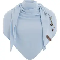 Knit Factory Lola Gebreide Omslagdoek - Driehoek Sjaal Dames - Katoenen sjaal - Luchtige Sjaal voor de lente, zomer en herfst - Serein Blue - Blauw - 190x85 cm - Inclusief sierspeld