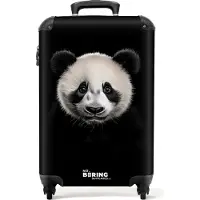 NoBoringSuitcases.com - Handbagage koffer lichtgewicht - Reiskoffer trolley - Pandabeer portret op zwarte achtergrond - Rolkoffer met wieltjes - Past binnen 55x40x20 en 55x35x25