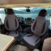 Auto Interieur Meester Stoelhoezen voor Fiat Ducato caravan / camper in pasvorm, set van 2 stuks - bestuurder 1 + 1 passagierszijde | Met armleuning hoezen | CBS105 | Zwart - Grijs