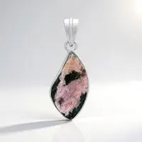 Cavill - Zilveren Hanger - 925 Sterling Zilver Platina Geplateerd - 6,3 ct Sulawesi Rhodoniet Fancy Cabochon - Roze Groen - Bali Barong Motief Elegant