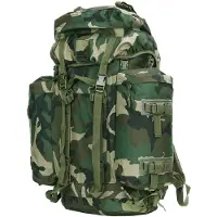 One Fostex Commando rugzak woodland camo