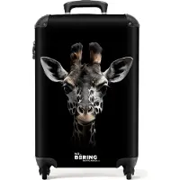 NoBoringSuitcases.com - Handbagage koffer lichtgewicht - Reiskoffer trolley - Giraffe close-up met zwarte achtergrond - Rolkoffer met wieltjes - Past binnen 55x40x20 en 55x35x25