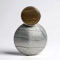 Cavill - Zilveren Hanger - 925 Sterling Zilver - 4,5 ct Pools Versteend Hout - Rond 14 mm - Organisch Blad Design - Natuursteen Sieraad
