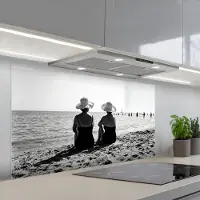 KitchenYeah Spatscherm 120x60 cm - Zelfklevende achterwand Vrouwen - Zonnehoed - Strand - Zwart - Wit - Keuken muurbeschermer - Spatwand fornuis