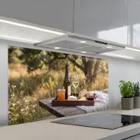 KitchenYeah Spatscherm 120x60 cm - Zelfklevende achterwand Picknick - Wijn - Kaasplankje - Keuken muurbeschermer - Spatwand fornuis