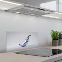 KitchenYeah Spatscherm 70x30 cm - Zelfklevende achterwand Chilipeper - Keramiek - Blauw - Keuken muurbeschermer - Spatwand fornuis