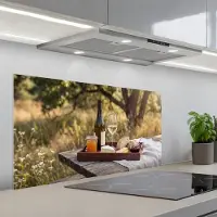 KitchenYeah Spatscherm 100x50 cm - Zelfklevende achterwand Picknick - Wijn - Kaasplankje - Keuken muurbeschermer - Spatwand fornuis