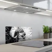 KitchenYeah Spatscherm 70x30 cm - Zelfklevende achterwand Tomaten - Chef - Zwart - Wit - Keuken muurbeschermer - Spatwand fornuis
