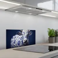 KitchenYeah Spatscherm 70x30 cm - Zelfklevende achterwand Koe - Delfts - Blauw - Artistiek - Keuken muurbeschermer - Spatwand fornuis