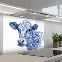KitchenYeah Spatscherm 90x60 cm - Zelfklevende achterwand Illustratie - Koe - Blauw - Keuken muurbeschermer - Spatwand fornuis