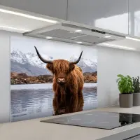 KitchenYeah Spatscherm 80x60 cm - Zelfklevende achterwand Schotse hooglander - Bruin - Water - Keuken muurbeschermer - Spatwand fornuis