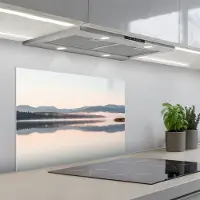 KitchenYeah Spatscherm 70x50 cm - Zelfklevende achterwand Water - Bomen - Mistlaag - Keuken muurbeschermer - Spatwand fornuis