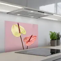 KitchenYeah Spatscherm 70x50 cm - Zelfklevende achterwand Bloemen - Anthuriums - Geel - Roze - Keuken muurbeschermer - Spatwand fornuis