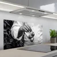 KitchenYeah Spatscherm 100x50 cm - Zelfklevende achterwand Tomaten - Chef - Zwart - Wit - Keuken muurbeschermer - Spatwand fornuis