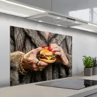 KitchenYeah Spatscherm 100x65 cm - Zelfklevende achterwand Vrouw - Hamburger - Bontjas - Keuken muurbeschermer - Spatwand fornuis