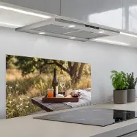 KitchenYeah Spatscherm 80x40 cm - Zelfklevende achterwand Picknick - Wijn - Kaasplankje - Keuken muurbeschermer - Spatwand fornuis