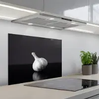 KitchenYeah Spatscherm 70x50 cm - Zelfklevende achterwand Knoflook - Zwart - Wit - Keuken muurbeschermer - Spatwand fornuis