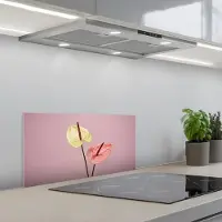 KitchenYeah Spatscherm 60x30 cm - Zelfklevende achterwand Bloemen - Anthuriums - Geel - Roze - Keuken muurbeschermer - Spatwand fornuis