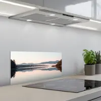 KitchenYeah Spatscherm 60x30 cm - Zelfklevende achterwand Water - Bomen - Mistlaag - Keuken muurbeschermer - Spatwand fornuis