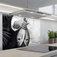 KitchenYeah Spatscherm 80x55 cm - Zelfklevende achterwand Vissen - Chef - Zwart - Wit - Keuken muurbeschermer - Spatwand fornuis