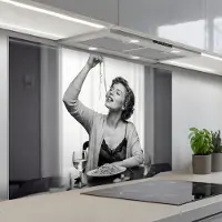 KitchenYeah Spatscherm 120x80 cm - Zelfklevende achterwand Vrouw - Spaghetti - Zwart - Wit - Keuken muurbeschermer - Spatwand fornuis