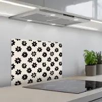 KitchenYeah Spatscherm 60x45 cm - Zelfklevende achterwand Grafisch - Madeliefjes - Zwart - Beige - Keuken muurbeschermer - Spatwand fornuis