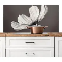 KitchenYeah Spatscherm keuken 120x60 cm - Kookplaat achterwand Bloem - Minimalistisch - Zwart - Wit - Muurbeschermer - Spatwand fornuis - Hoogwaardig aluminium