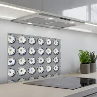 KitchenYeah Spatscherm 70x50 cm - Zelfklevende achterwand Borden - Bloemen - Blauw - Wit - Keuken muurbeschermer - Spatwand fornuis