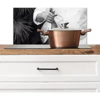 KitchenYeah Spatscherm keuken 60x30 cm - Kookplaat achterwand Vissen - Chef - Zwart - Wit - Muurbeschermer - Spatwand fornuis - Hoogwaardig aluminium
