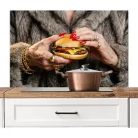 KitchenYeah Spatscherm keuken 100x65 cm - Kookplaat achterwand Vrouw - Hamburger - Bontjas - Muurbeschermer - Spatwand fornuis - Hoogwaardig aluminium