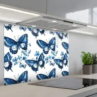 KitchenYeah Spatscherm 80x55 cm - Zelfklevende achterwand Blauw - Vlinders - Bloemen - Wit - Keuken muurbeschermer - Spatwand fornuis