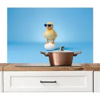 KitchenYeah Spatscherm keuken 100x65 cm - Kookplaat achterwand Eendje - Zonnebril - Ei - Blauw - Muurbeschermer - Spatwand fornuis - Hoogwaardig aluminium